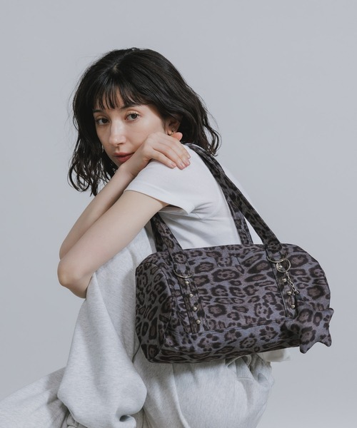 Chick(チック)の「All-over print shoulder bag with star-shaped accents / 星形アクセサリー付き 総柄 ショルダーバッグ 秋 秋服 2026年秋冬(ショルダーバッグ・レディース・カモフラージュ/アニマル・ONE SIZE)」の16枚目の写真