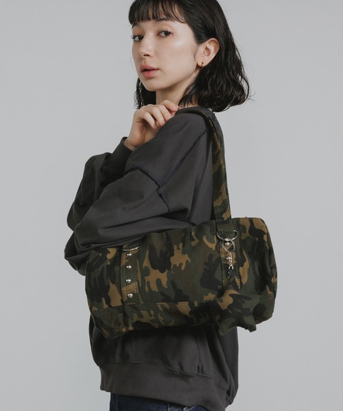 Chick(チック)の「All-over print shoulder bag with star-shaped accents / 星形アクセサリー付き 総柄 ショルダーバッグ 秋 秋服 2026年秋冬(ショルダーバッグ・レディース・カモフラージュ/アニマル・ONE SIZE)」の20枚目の写真