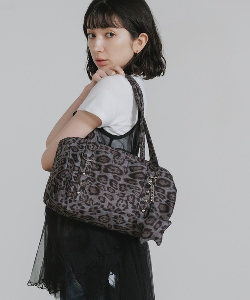 Chick(チック)の「All-over print shoulder bag with star-shaped accents / 星形アクセサリー付き 総柄 ショルダーバッグ 秋 秋服 2026年秋冬(ショルダーバッグ・レディース・カモフラージュ/アニマル・ONE SIZE)」の12枚目の写真