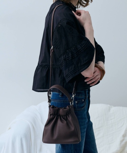 flaeu(フラユ)の「Mini Drawstring 2Way Bag(ハンドバッグ・レディース・ブラック/アイボリー/ブラウン・FREE)」の3枚目の写真