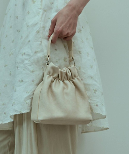 flaeu(フラユ)の「Mini Drawstring 2Way Bag(ハンドバッグ・レディース・ブラック/アイボリー/ブラウン・FREE)」の2枚目の写真