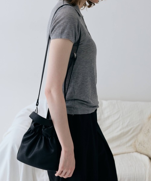 flaeu(フラユ)の「Mini Drawstring 2Way Bag(ハンドバッグ・レディース・ブラック/アイボリー/ブラウン・FREE)」の1枚目の写真