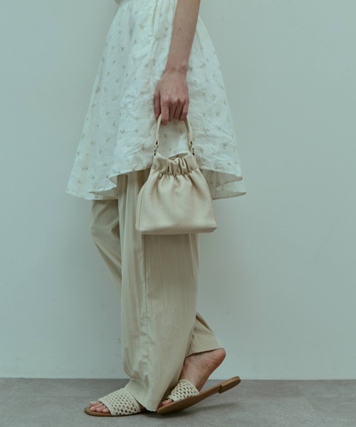 flaeu(フラユ)の「Mini Drawstring 2Way Bag(ハンドバッグ・レディース・ブラック/アイボリー/ブラウン・FREE)」の5枚目の写真