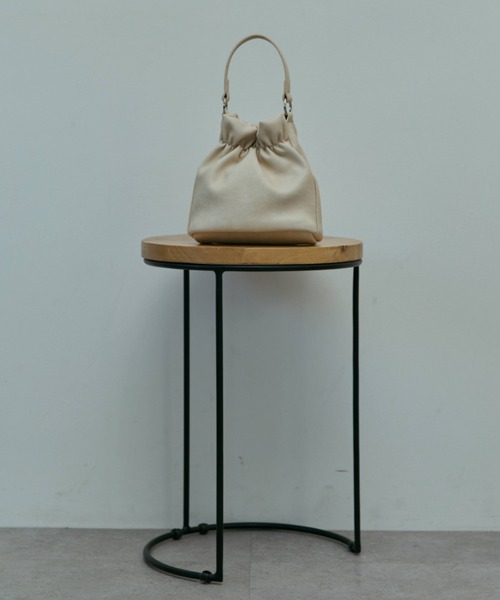 flaeu(フラユ)の「Mini Drawstring 2Way Bag(ハンドバッグ・レディース・ブラック/アイボリー/ブラウン・FREE)」の4枚目の写真