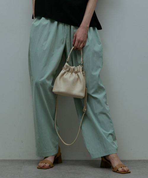 flaeu(フラユ)の「Mini Drawstring 2Way Bag(ハンドバッグ・レディース・ブラック/アイボリー/ブラウン・FREE)」の10枚目の写真