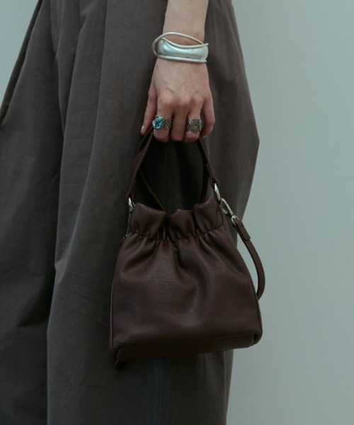 flaeu(フラユ)の「Mini Drawstring 2Way Bag(ハンドバッグ・レディース・ブラック/アイボリー/ブラウン・FREE)」の15枚目の写真