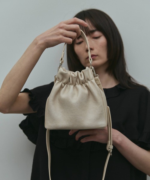 flaeu(フラユ)の「Mini Drawstring 2Way Bag(ハンドバッグ・レディース・ブラック/アイボリー/ブラウン・FREE)」の9枚目の写真