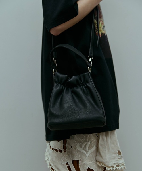flaeu(フラユ)の「Mini Drawstring 2Way Bag(ハンドバッグ・レディース・ブラック/アイボリー/ブラウン・FREE)」の16枚目の写真