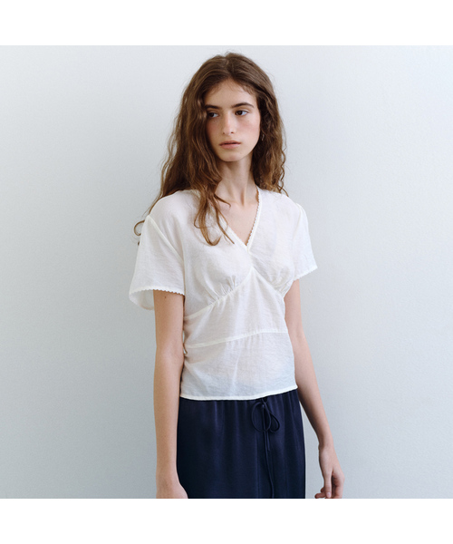URAGO（ユラーゴ）の「Line shirring half blouse（シャツ/ブラウス・レディース・ブラック/Cream・FREE）」の2枚目の写真
