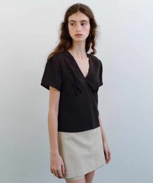 URAGO（ユラーゴ）の「Line shirring half blouse（シャツ/ブラウス・レディース・ブラック/Cream・FREE）」の6枚目の写真