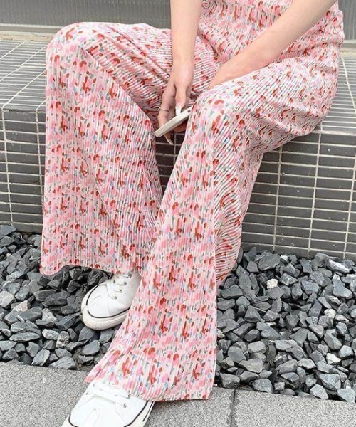 LUCPY（ラクピー）の「フラワープリントプリーツワイドパンツ（その他パンツ・レディース・ピンク・LARGE/MEDIUM/SMALL/X-LARGE）」の3枚目の写真