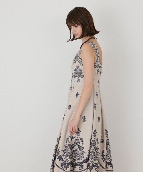 GRACE CONTINENTAL(グレースコンチネンタル)の「ダマスクパターンプリントワンピース(ワンピース・レディース・ブラック/ベージュ・36/38)」の9枚目の写真