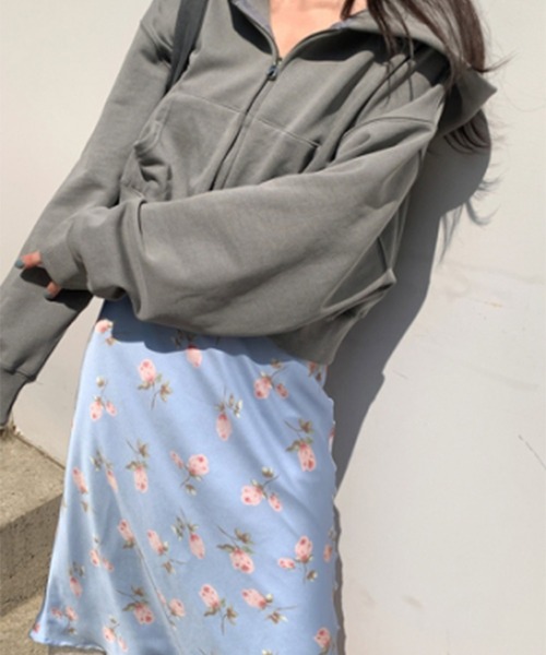 LYEON(リヨン)の「裾レースフラワー柄サテンミディスカート(スカート・レディース・アイボリー/ブルー・FREE)」の8枚目の写真
