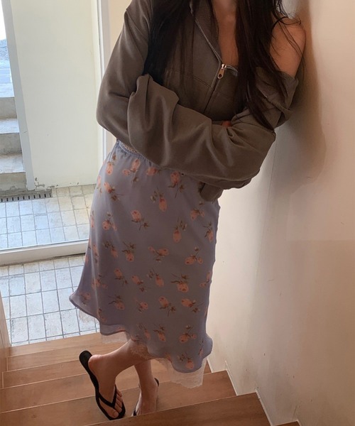 LYEON(リヨン)の「裾レースフラワー柄サテンミディスカート(スカート・レディース・アイボリー/ブルー・FREE)」の9枚目の写真