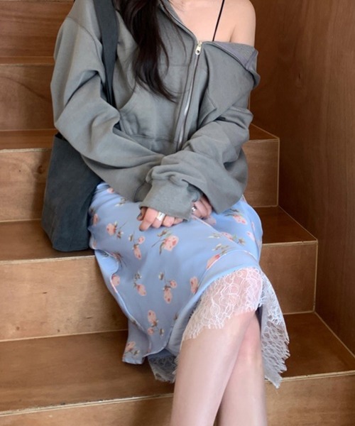 LYEON(リヨン)の「裾レースフラワー柄サテンミディスカート(スカート・レディース・アイボリー/ブルー・FREE)」の15枚目の写真