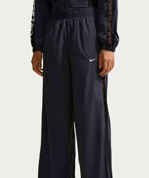 NIKE（ナイキ）の「ナイキ スポーツウェア ウィメンズ ルーズ ミッドライズ レース トラックパンツ / Nike Sportswear Women's Loose Mid-Rise Lace Track Pants IU1984-013 Gridiron（その他パンツ・レディース・アッシュグレー・S/M/L/XS/XL）」の2枚目の写真