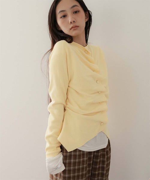 miette(ミエット)の「プチハイネックフロントギャザーボタンニット(ニット/セーター・レディース・アイボリー/チャコール/ライトイエロー・FREE)」の1枚目の写真
