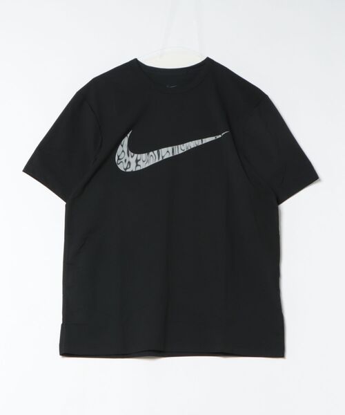 NIKE(ナイキ)の「《NIKEアパレル》ASMNKDFUVHYVERSESSTOP(Tシャツ/カットソー・メンズ・ホワイト/ブラック・XL/S/M/L/2XL)」の2枚目の写真