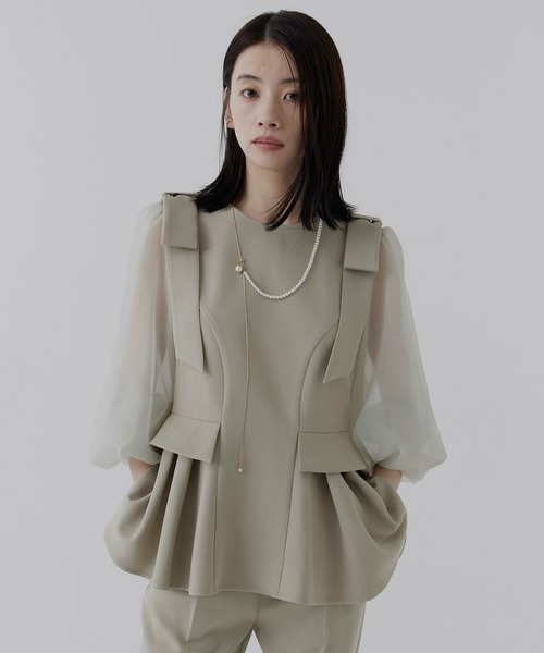 RUIRUE BOUTIQUE(ルイルエブティック)の「ショルダーリボン ペプラム セットアップ | パンツセットアップ・セレモニースーツ・フォーマルスーツ・ママスーツ・パンツスーツ・パンツドレス・パーティードレス・美脚パンツ(パンツドレス・レディース・ブラック/ライトベージュ/ネイビー・S/LL/M/L)」の2枚目の写真