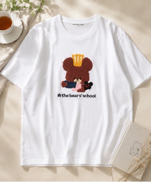 FUNALIVE(ファンアライブ)の「くまのがっこう ティータイム柄 サガラ刺繍 天竺半袖Tシャツ(Tシャツ/カットソー・メンズ・チャコール/ホワイト/ピンクベージュ・M/LL/L)」の2枚目の写真