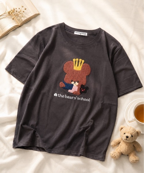 FUNALIVE(ファンアライブ)の「くまのがっこう ティータイム柄 サガラ刺繍 天竺半袖Tシャツ(Tシャツ/カットソー・メンズ・チャコール/ホワイト/ピンクベージュ・M/LL/L)」の1枚目の写真