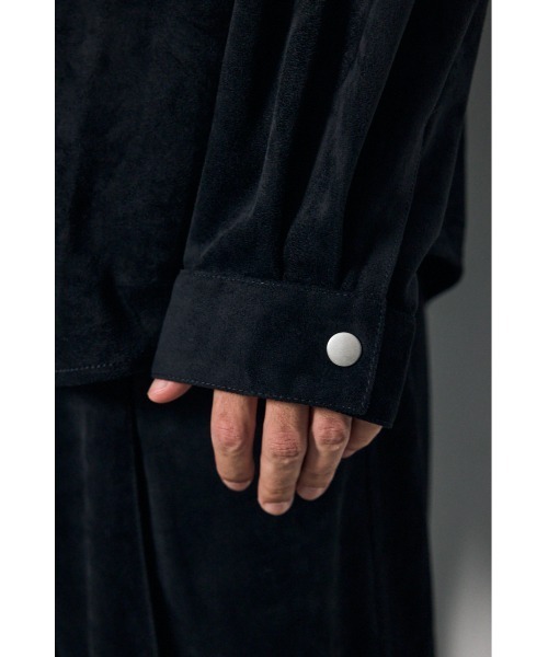 AZUL by moussy(アズールバイマウジー)の「【セットアップ対応】薄手フェイクスエードジップシャツ 秋服 冬服 長袖(シャツ/ブラウス・メンズ・グレー/ブラック/ダークブラウン・LARGE/MEDIUM)」の6枚目の写真