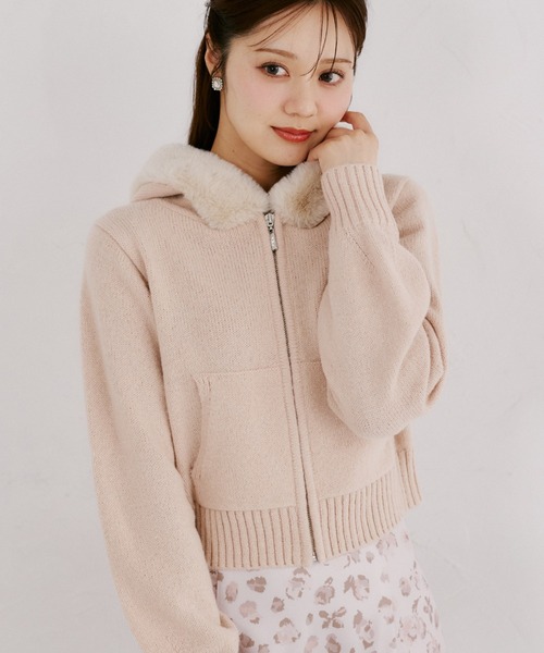tocco closet(トッコ クローゼット)の「フードファー付きビジュースライダーニットパーカー(パーカー・レディース・ブラック/グレー/アイボリー/モカ/ピンクベージュ・M)」の5枚目の写真