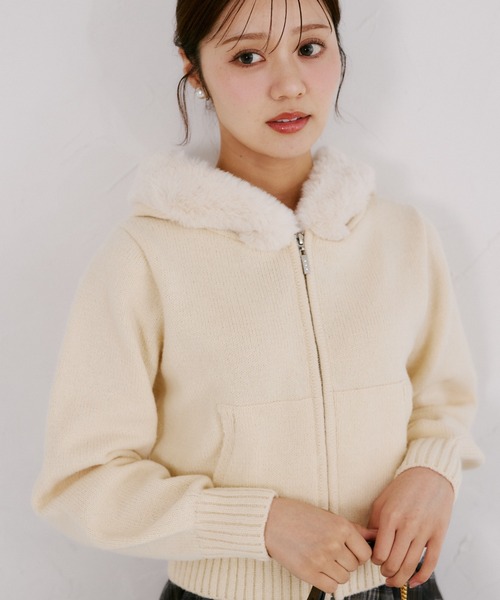 tocco closet(トッコ クローゼット)の「フードファー付きビジュースライダーニットパーカー(パーカー・レディース・ブラック/グレー/アイボリー/モカ/ピンクベージュ・M)」の1枚目の写真