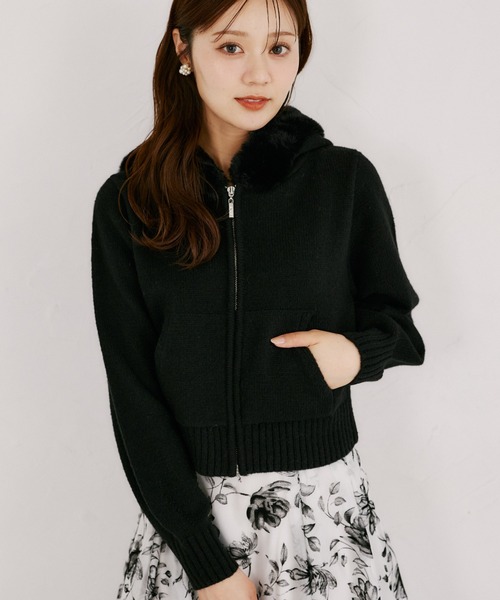 tocco closet(トッコ クローゼット)の「フードファー付きビジュースライダーニットパーカー(パーカー・レディース・ブラック/グレー/アイボリー/モカ/ピンクベージュ・M)」の2枚目の写真