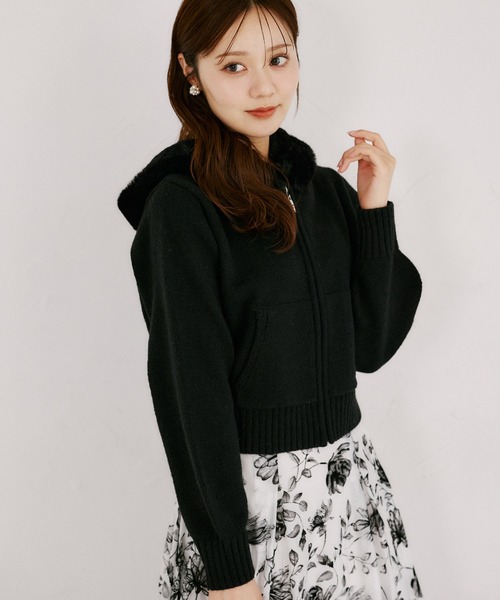 tocco closet(トッコ クローゼット)の「フードファー付きビジュースライダーニットパーカー(パーカー・レディース・ブラック/グレー/アイボリー/モカ/ピンクベージュ・M)」の10枚目の写真