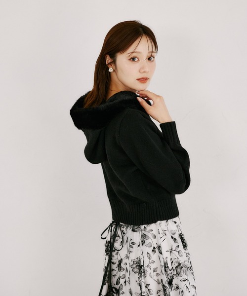 tocco closet(トッコ クローゼット)の「フードファー付きビジュースライダーニットパーカー(パーカー・レディース・ブラック/グレー/アイボリー/モカ/ピンクベージュ・M)」の11枚目の写真