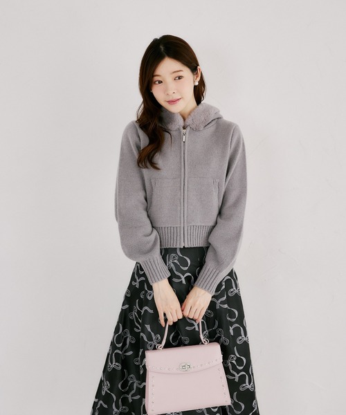 tocco closet(トッコ クローゼット)の「フードファー付きビジュースライダーニットパーカー(パーカー・レディース・ブラック/グレー/アイボリー/モカ/ピンクベージュ・M)」の15枚目の写真