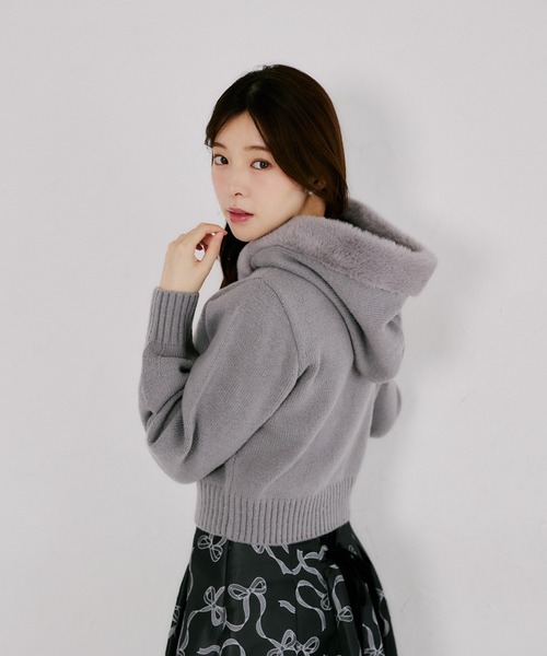 tocco closet(トッコ クローゼット)の「フードファー付きビジュースライダーニットパーカー(パーカー・レディース・ブラック/グレー/アイボリー/モカ/ピンクベージュ・M)」の18枚目の写真