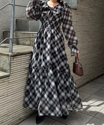 1枚で特別感を纏うフリル衿ロングワンピース