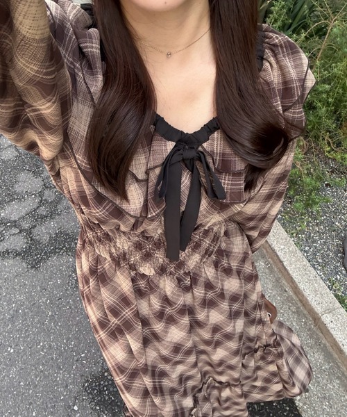 continuer de NICE CLAUP(コンティニューデナイスクラップ)の「1枚で特別感を纏うフリル衿ロングワンピース(ワンピース・レディース・ブラウン系その他/ブラック系その他/ブラック・FREE)」の21枚目の写真