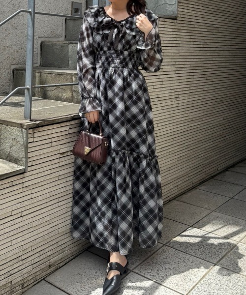 continuer de NICE CLAUP(コンティニューデナイスクラップ)の「1枚で特別感を纏うフリル衿ロングワンピース(ワンピース・レディース・ブラウン系その他/ブラック系その他/ブラック・FREE)」の17枚目の写真