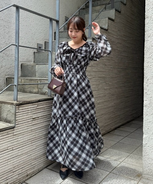 continuer de NICE CLAUP(コンティニューデナイスクラップ)の「1枚で特別感を纏うフリル衿ロングワンピース(ワンピース・レディース・ブラウン系その他/ブラック系その他/ブラック・FREE)」の16枚目の写真