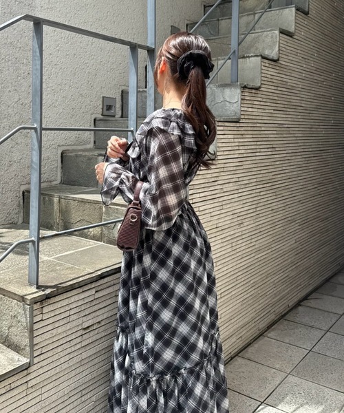 continuer de NICE CLAUP(コンティニューデナイスクラップ)の「1枚で特別感を纏うフリル衿ロングワンピース(ワンピース・レディース・ブラウン系その他/ブラック系その他/ブラック・FREE)」の15枚目の写真
