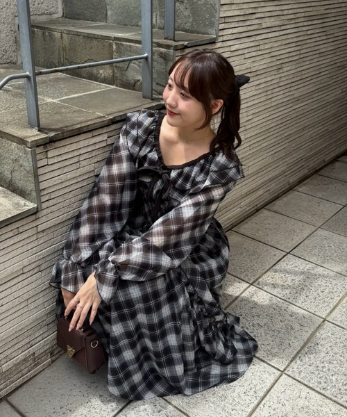 continuer de NICE CLAUP(コンティニューデナイスクラップ)の「1枚で特別感を纏うフリル衿ロングワンピース(ワンピース・レディース・ブラウン系その他/ブラック系その他/ブラック・FREE)」の14枚目の写真