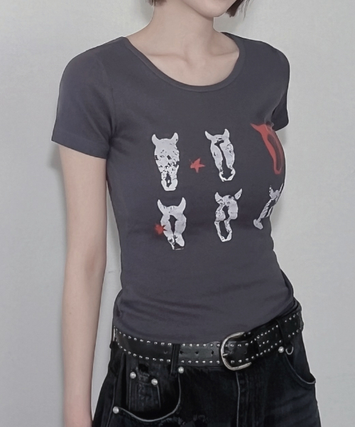 IZROOM(イズルーム)の「レッドホース スリムフィット 半袖Tシャツ (ブルーチャコール)(Tシャツ/カットソー・レディース・その他・FREE)」の2枚目の写真