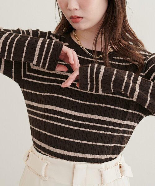 natural couture(ナチュラルクチュール)の「ケーブル柄ニット(ニット/セーター・レディース・ブラウン/ブラック系その他/アイボリー/グレイッシュベージュ/ブラウン系その他・FREE)」の4枚目の写真