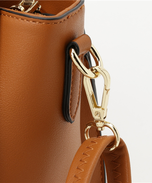 PLAIN CLOTHING（プレーンクロージング）の「エラ型ハンドバッグ/ショルダーバッグ【PLAIN CLOTHING】（ショルダーバッグ・レディース・レッド/キャメル/ブラック/ダークグレー・FREE）」の8枚目の写真