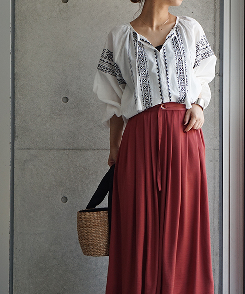 laboratory work（ラボラトリーワーク）の「ベルト付サテンギャザーガウチョパンツ（その他パンツ・レディース・ブラック/ブルー/バーガンディー・MEDIUM）」の13枚目の写真