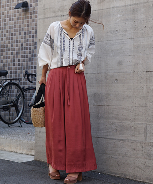 laboratory work（ラボラトリーワーク）の「ベルト付サテンギャザーガウチョパンツ（その他パンツ・レディース・ブラック/ブルー/バーガンディー・MEDIUM）」の16枚目の写真