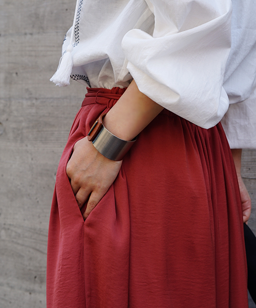 laboratory work（ラボラトリーワーク）の「ベルト付サテンギャザーガウチョパンツ（その他パンツ・レディース・ブラック/ブルー/バーガンディー・MEDIUM）」の17枚目の写真