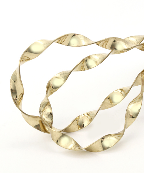 MOUSSY（マウジー）の「TWIST EARRINGS（ピアス（両耳用）・レディース・ゴールド/シルバー・FREE）」の4枚目の写真