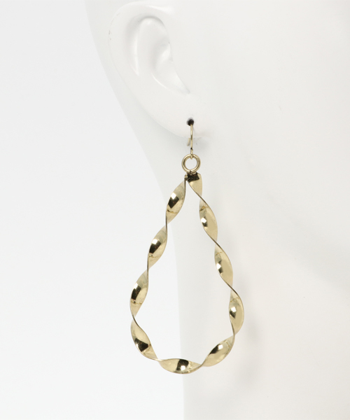 MOUSSY（マウジー）の「TWIST EARRINGS（ピアス（両耳用）・レディース・ゴールド/シルバー・FREE）」の3枚目の写真