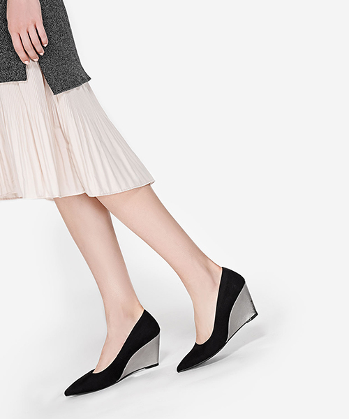 CHARLES & KEITH(チャールズ & キース)の「ベーシックウェッジパンプス / BASIC WEDGE PUMPS(パンプス・レディース・ブラック/クリーム・24cm/23.5cm/22.5cm/24.5cm/23cm)」の4枚目の写真