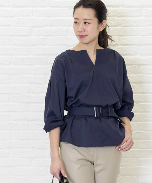 NATURAL BEAUTY BASIC(ナチュラルビューティーベーシック)の「◆ベルテッドブラウス(シャツ/ブラウス・レディース・ホワイト系その他/オフホワイト/ネイビー・MEDIUM/SMALL)」の1枚目の写真
