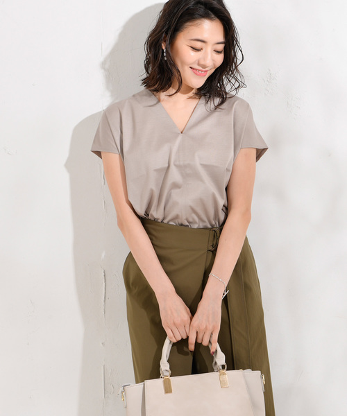 RIVE DROITE（リヴドロワ）の「ニュアンスVネックカットソー（Tシャツ/カットソー・レディース・ベージュ/ブラック/グリーン・FREE）」の2枚目の写真